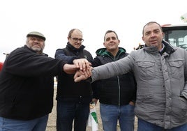 Herminio Velasco, a la izquierda, junto al resto de representantes de las organizaciones agrarias en Salamanca.