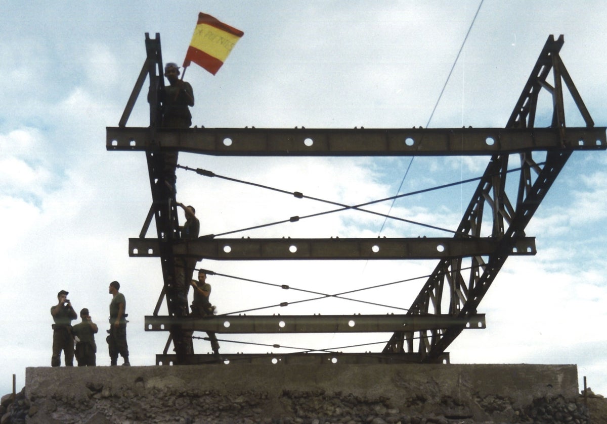 Ingenieros en el puente de Guasaule (Nicaragua 1998)