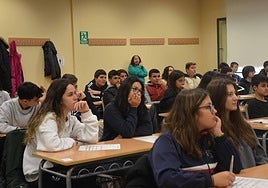 Estudiantes en la sala UNED de Ciudad Rodrigo.