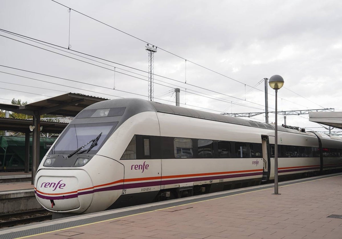 Un tren estacionado en la estación de Salamanca.