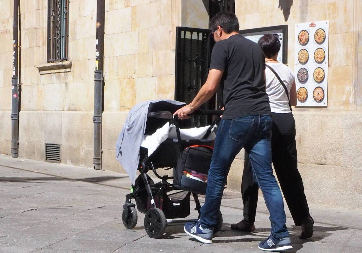 Una pareja con un bebé por el centro.