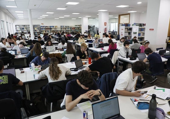 Estudiantes, ante la fase de exámenes en la biblioteca de Biología.