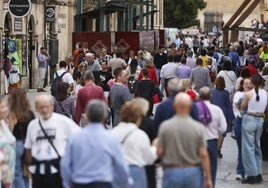 Decenas de personas caminando por el centro de la ciudad.