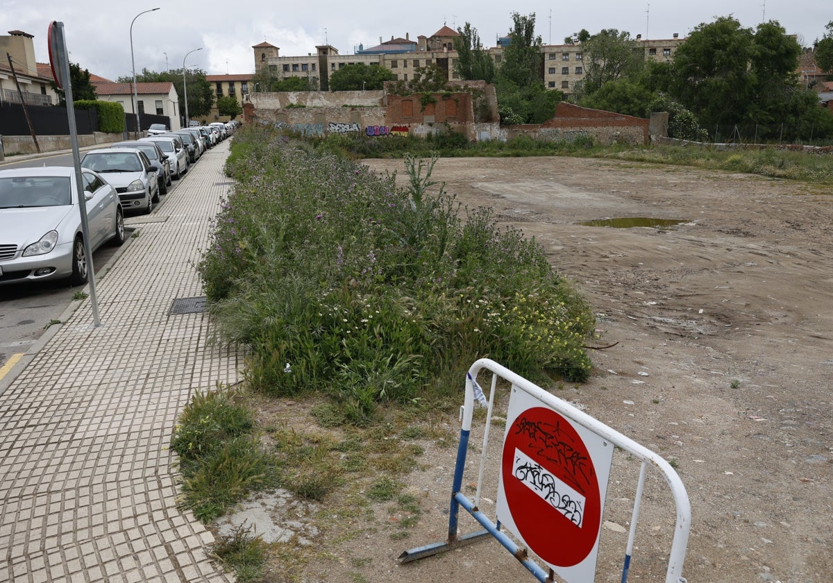 Un solar vacío en el que antes aparcaban los coches en la calle Cordel de Merinas.
