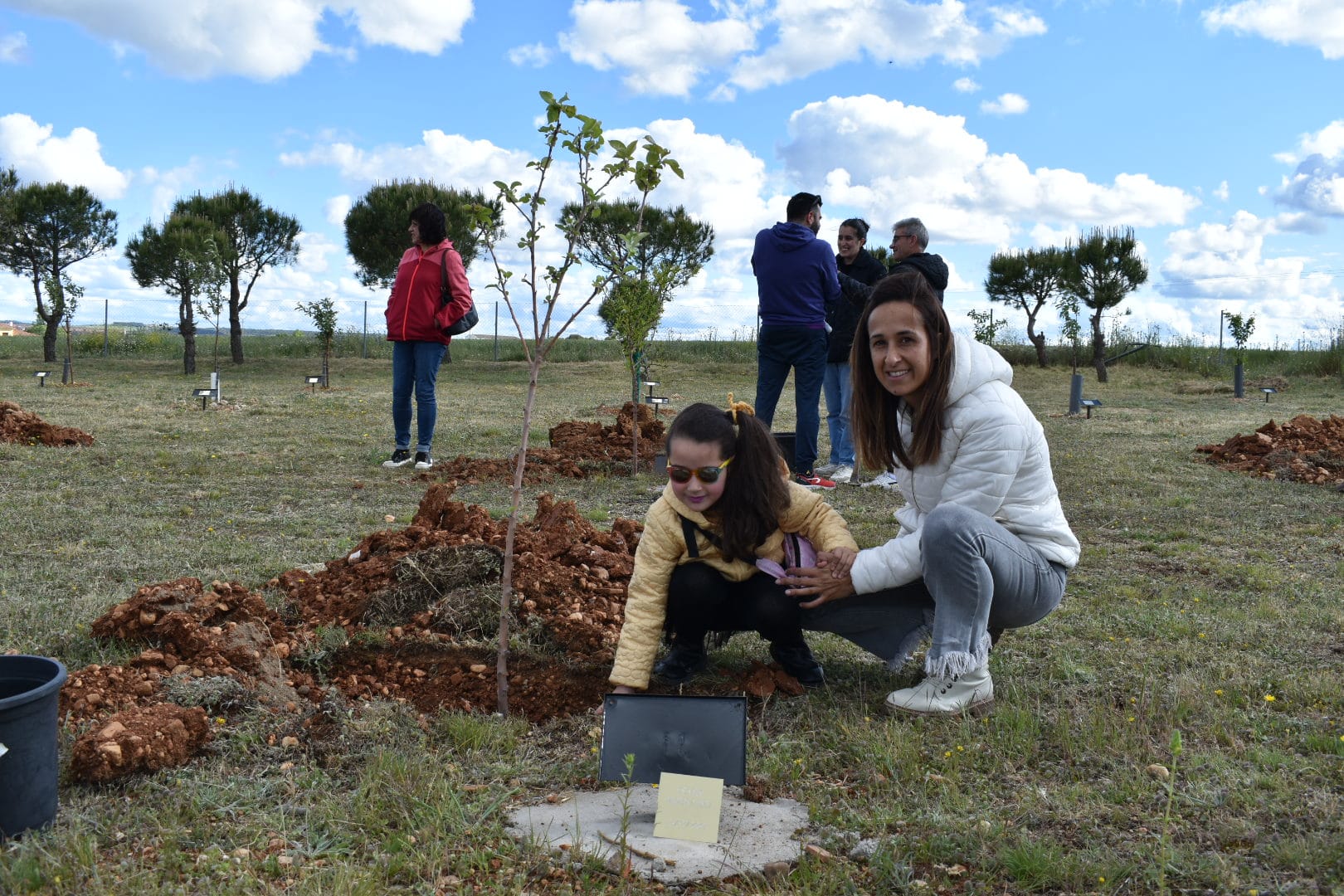 Los niños de Calvarrasa dan continuidad al proyecto &#039;Raíces&#039; con 18 árboles nuevos