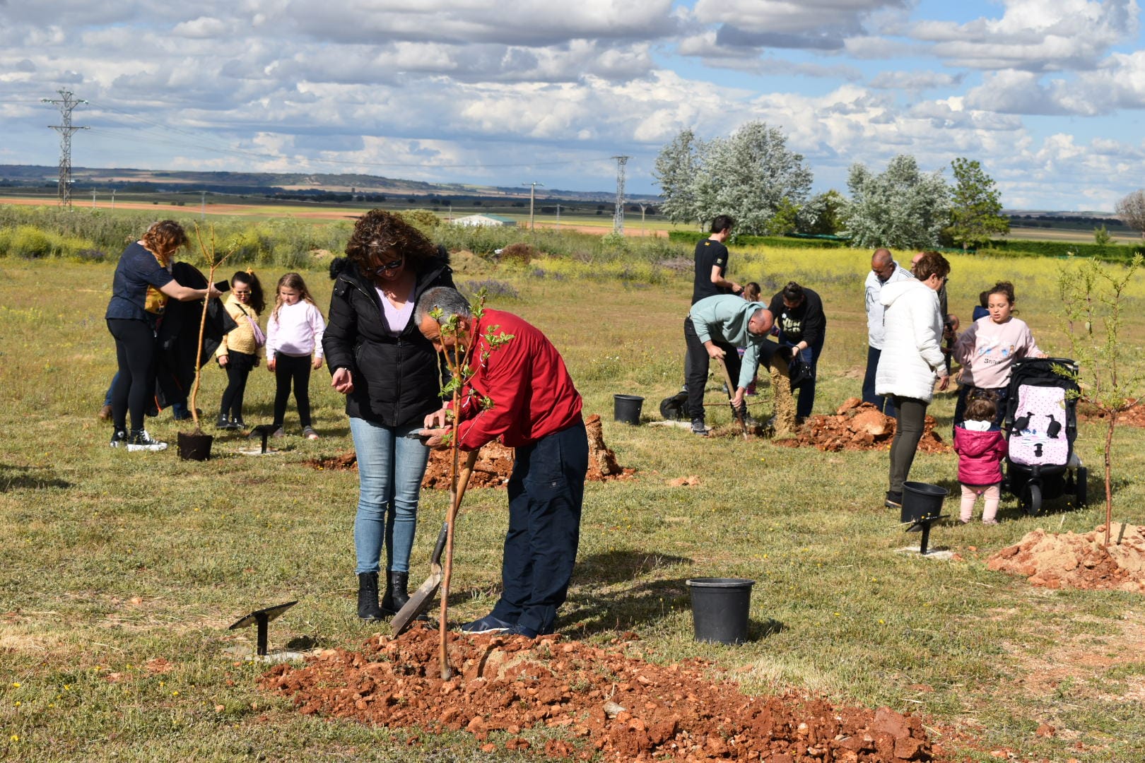 Los niños de Calvarrasa dan continuidad al proyecto &#039;Raíces&#039; con 18 árboles nuevos