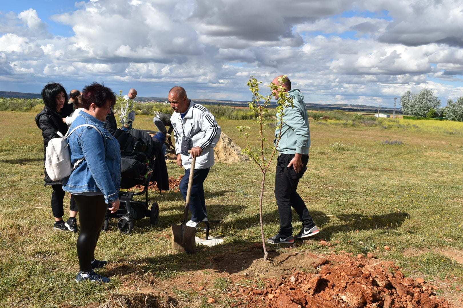 Los niños de Calvarrasa dan continuidad al proyecto &#039;Raíces&#039; con 18 árboles nuevos