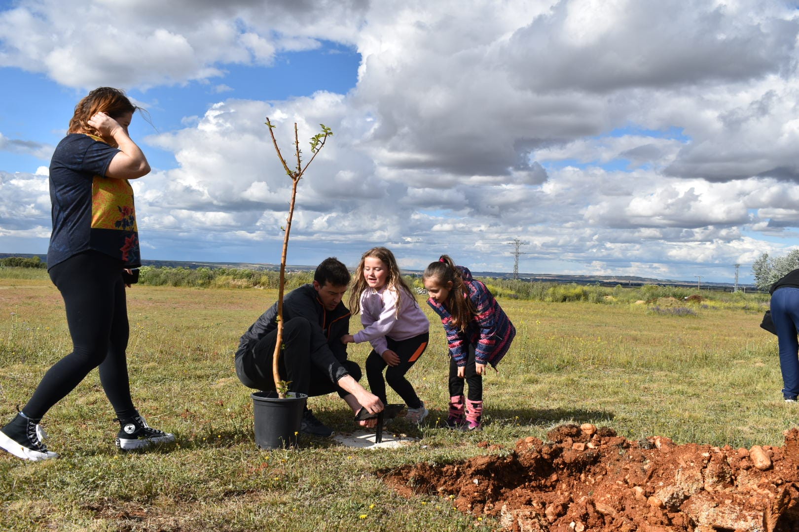 Los niños de Calvarrasa dan continuidad al proyecto &#039;Raíces&#039; con 18 árboles nuevos