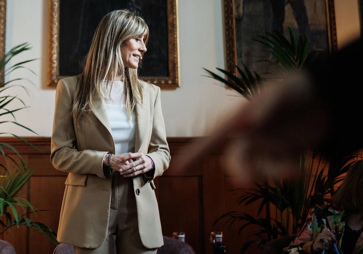 Begoña Gómez interviene en una mesa redonda en el Ateneo de Madrid.