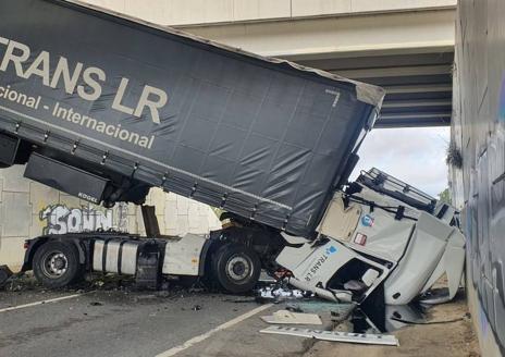 Imagen secundaria 1 - Espectacular accidente de un camión en Encinas de Abajo en el que el conductor está herido leve