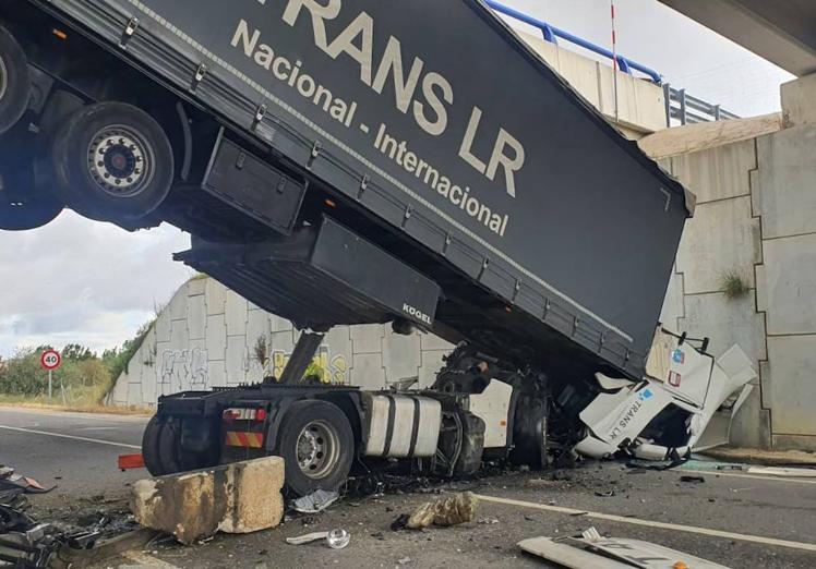 Imagen principal - Espectacular accidente de un camión en Encinas de Abajo en el que el conductor está herido leve