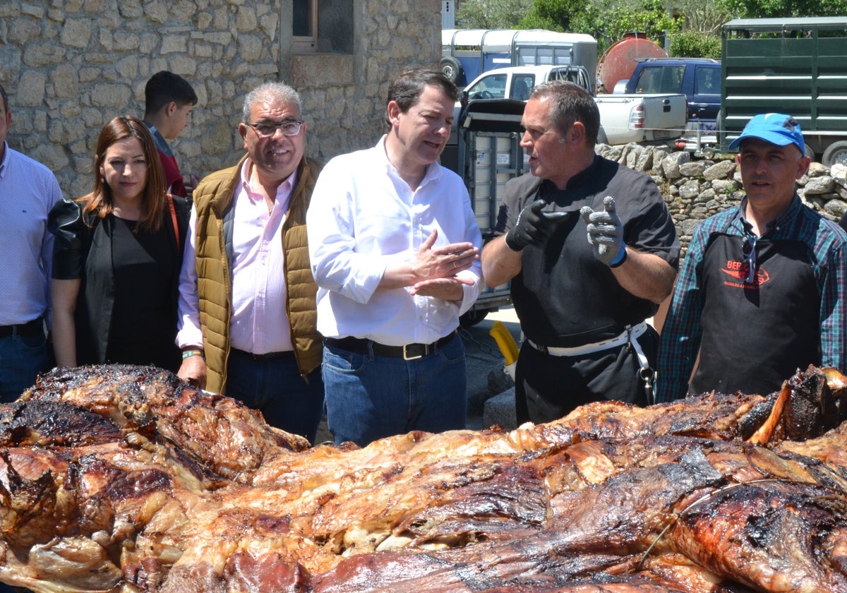 Alfonso Fernández Mañueco conversa con un cocinero en Peralejos de Abajo.