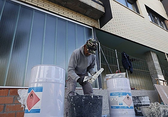 Un trabajador de la construcción en una obra de Salamanca.