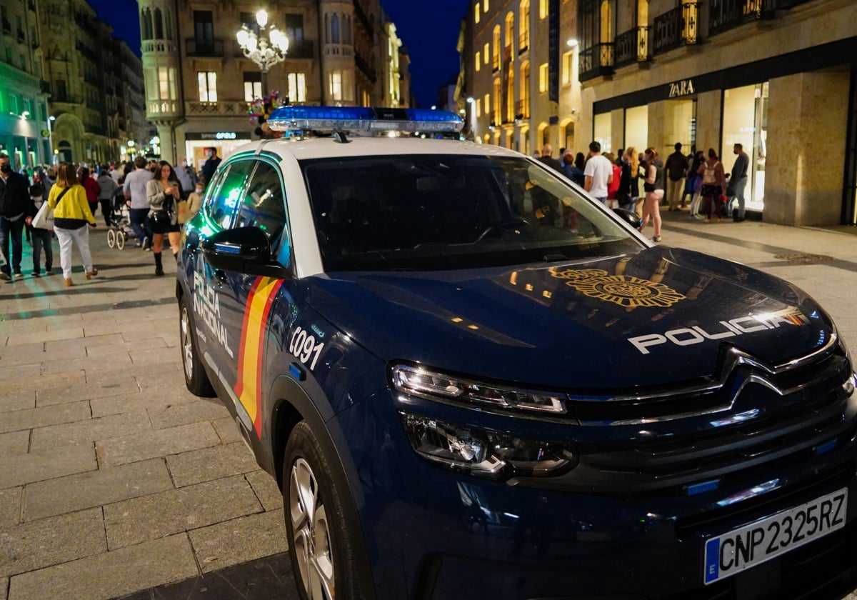 Un vehículo policial patrulla por el centro de la ciudad.LAYA