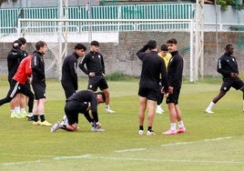 Alvarito atándose las botas antes de entrenar.