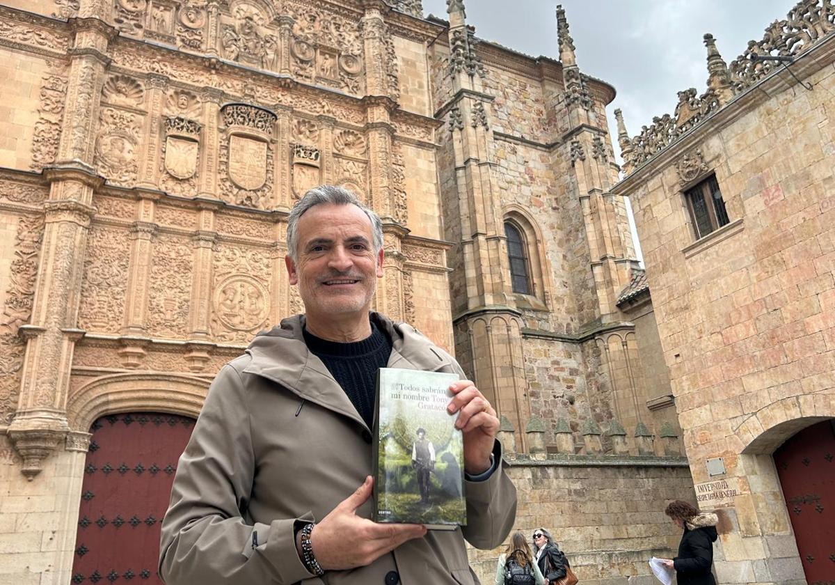 El escritor Tony Gratacós, frente a la fachada de la Universidad con su libro «Todos sabrán mi nombre».