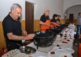 Los cocineros de la cofradía "Amigos del farinato" se afanan en la preparación de las raciones