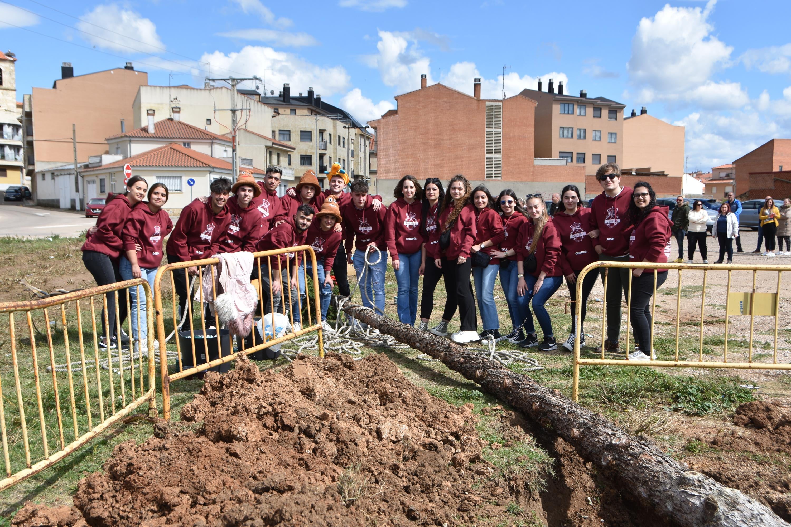 Los quintos de Villares levantan un &#039;Mayo&#039; de 14 metros