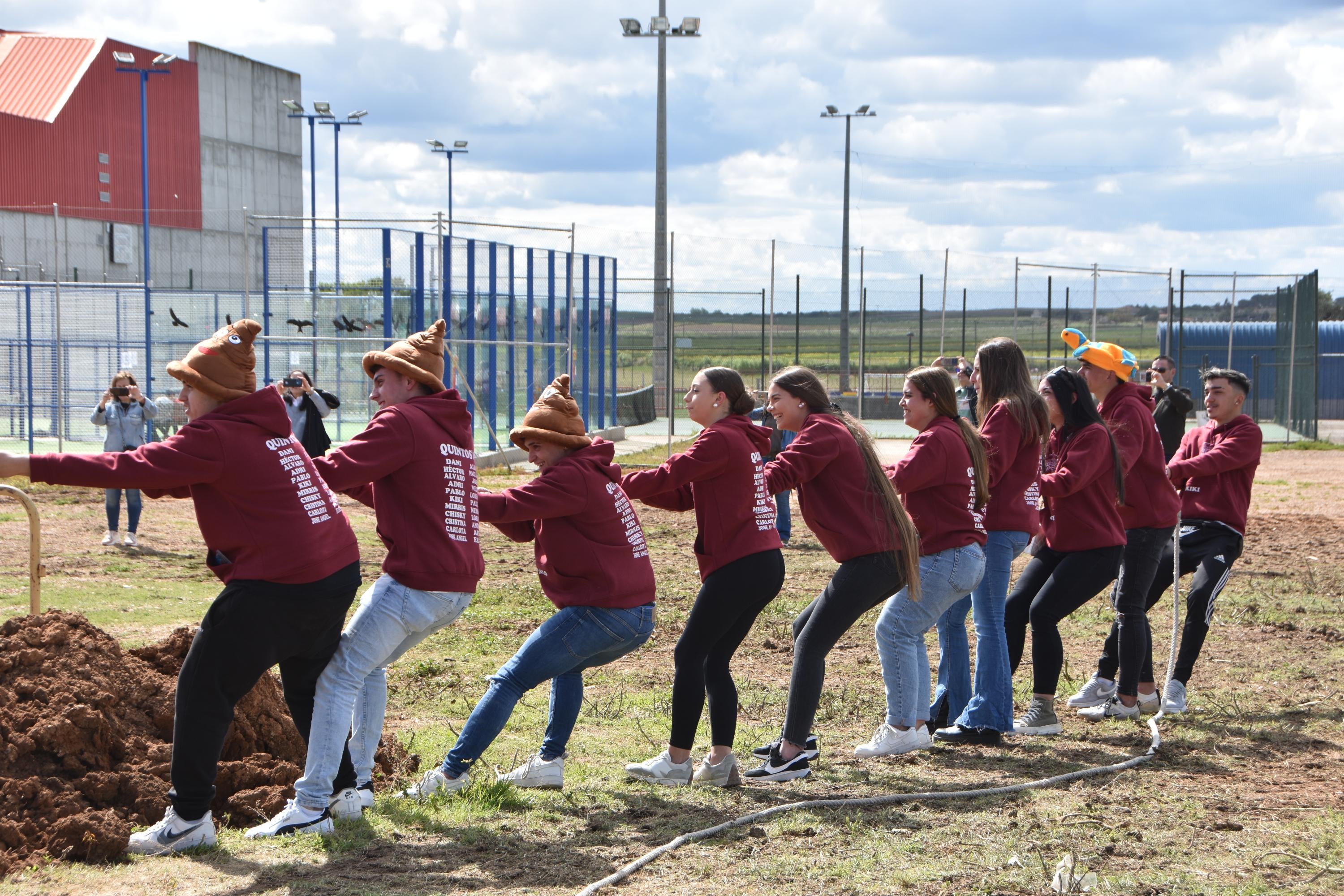 Los quintos de Villares levantan un &#039;Mayo&#039; de 14 metros