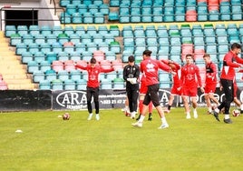 El CD Guijuelo durante su sesión de entrenamiento del pasado viernes en el Estadio Helmántico.