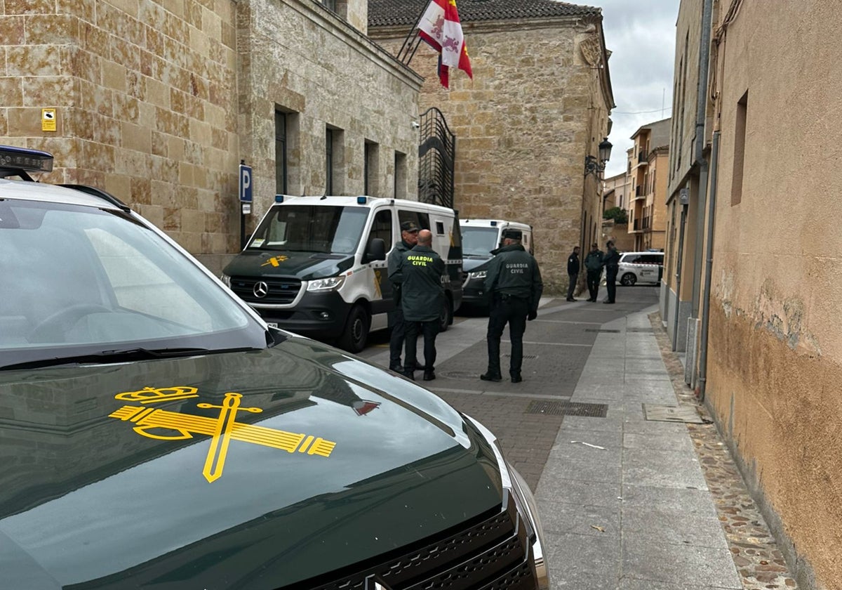 Guardia Civil a las puertas de los Juzgados de Ciudad Rodrigo durante la comparecencia tras la operación contra 'Los Moruchos'.