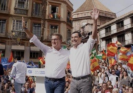 El presidente del Partido Popular, Alberto Núñez Feijóo, junto al presidente de la Junta de Andalucía, Juanma Moreno.