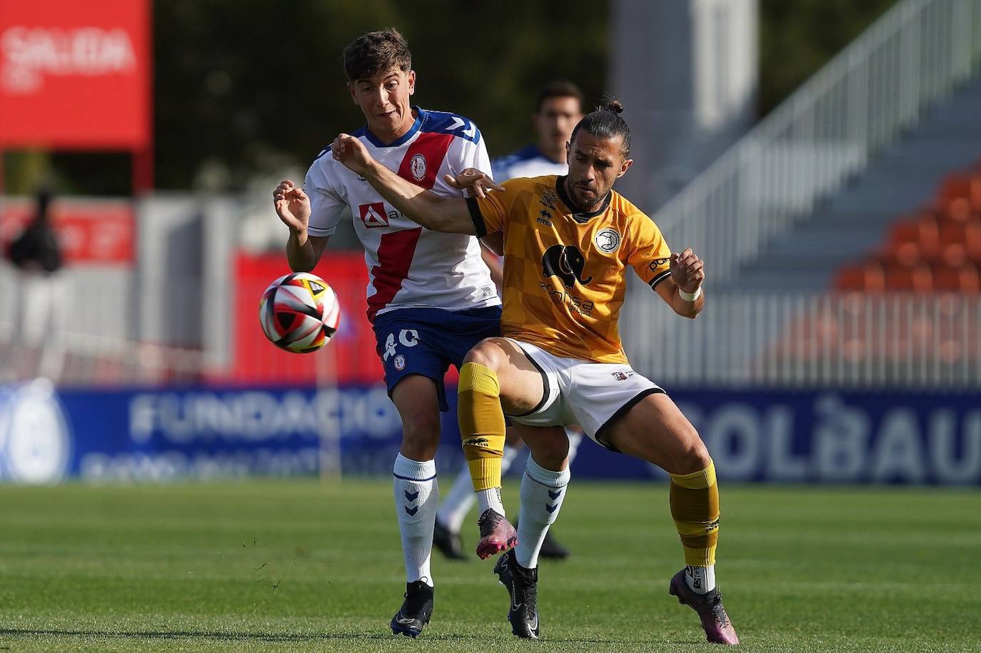 Mario Losada, en una acción contra el Rayo Majadahonda.