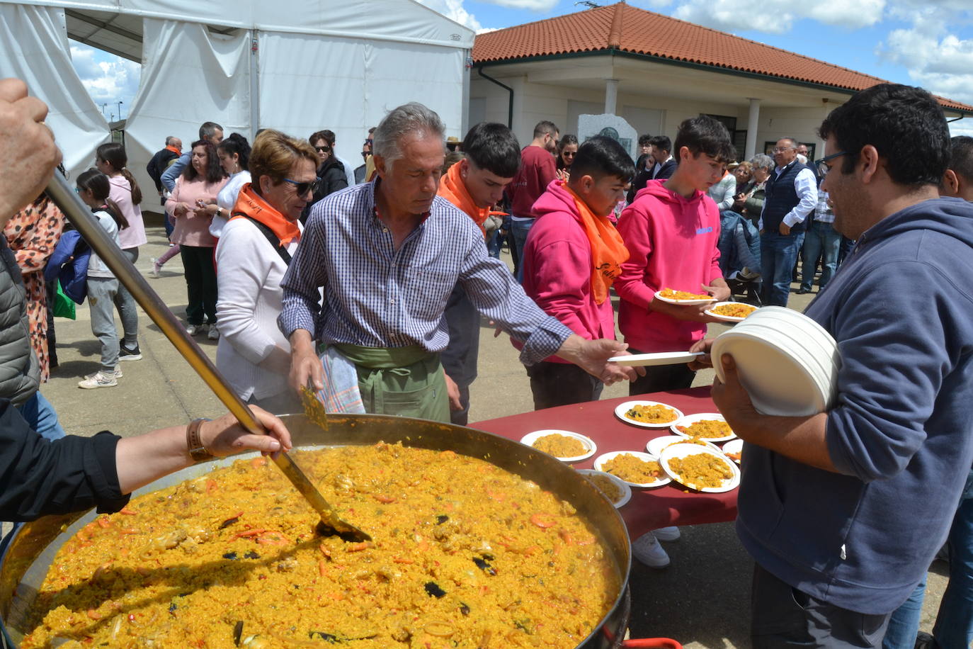 Deliciosa paella para 800 comensales en Cabrillas