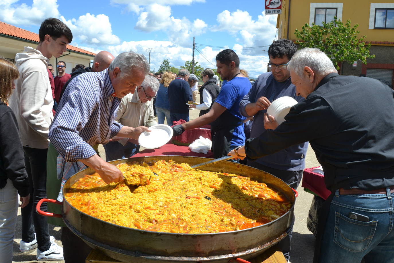 Deliciosa paella para 800 comensales en Cabrillas