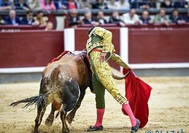 Derechazo de Juan de Castilla a Infractor, el segundo Miura lidiado en Las Ventas.