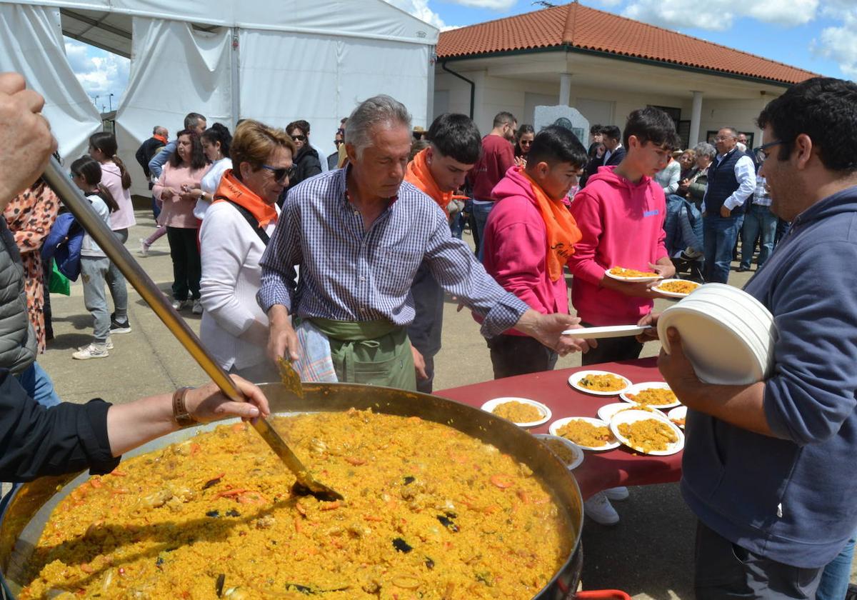 Deliciosa paella para 800 comensales en Cabrillas