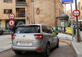 Un vehículo espera en la cola del parking de Santa Eulalia.