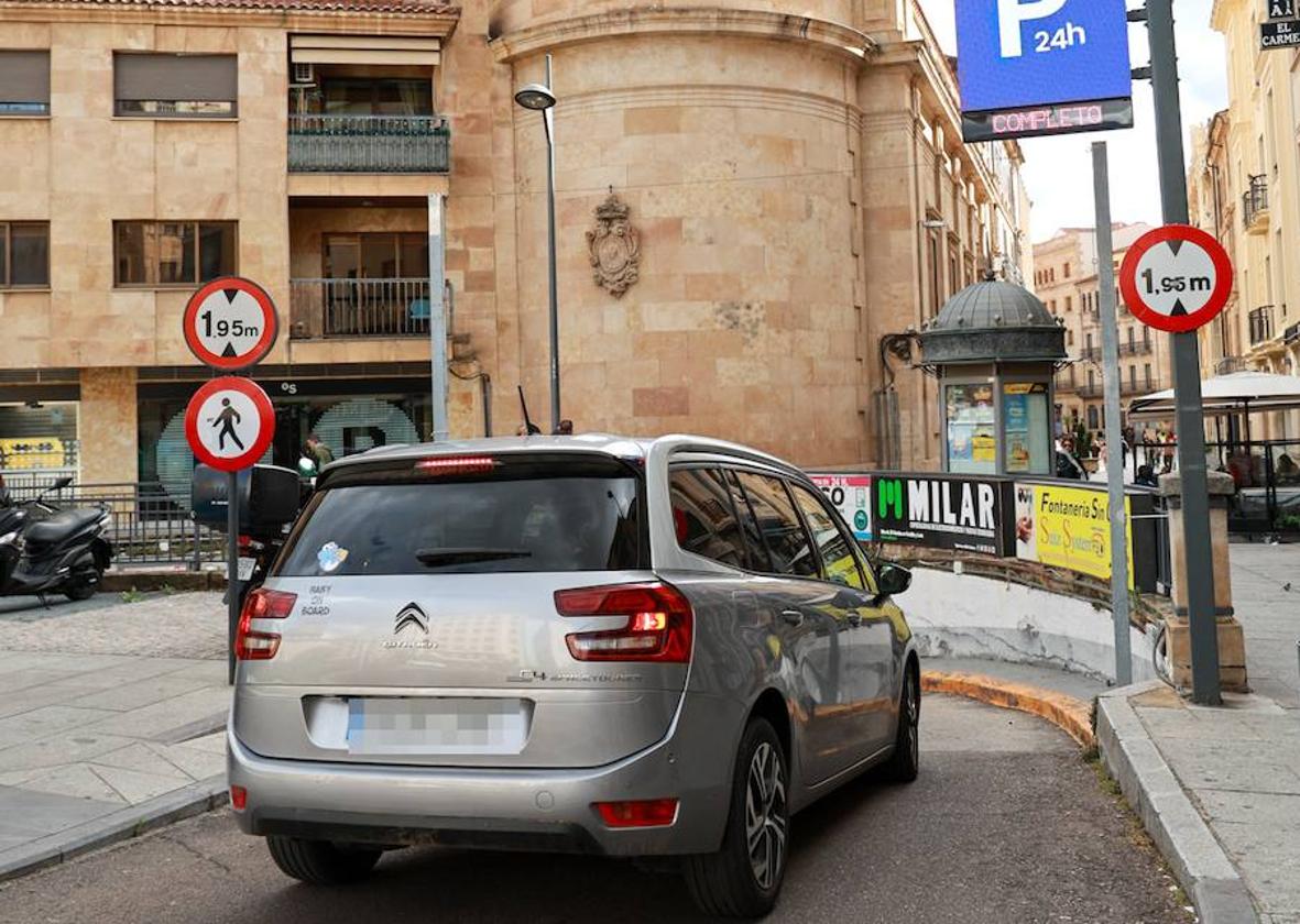 Un vehículo espera en la cola del parking de Santa Eulalia.