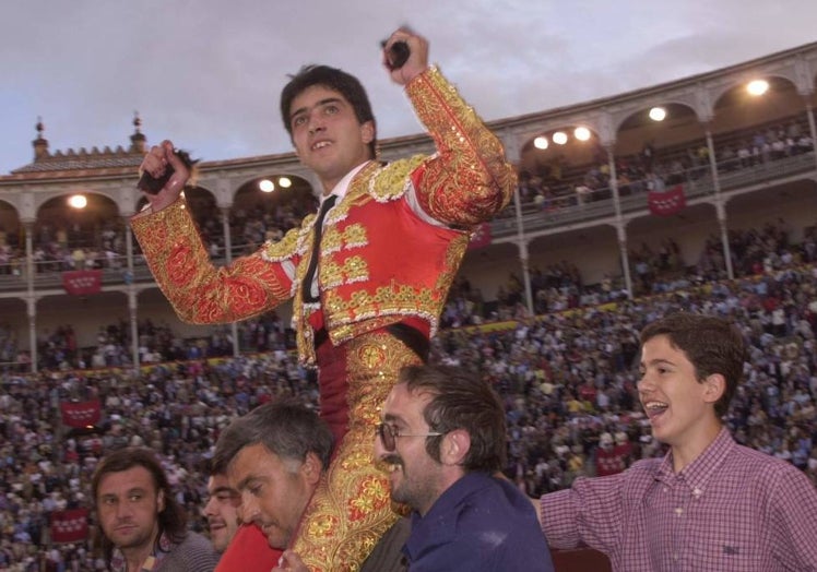 23 DE MAYO DE 2000. Javier Castaño cortó las dos orejas al novillo Gavilán, de la ganadería de El Torreón, que le sirvió para abrir la puerta grande de Las Ventas de Madrid que le coronó como novillero figura de aquella temporada. Aquel día alternó con Víctor de la Serna y Sebastián Castella. Castaño tomó la alternativa el 1 de abril de 2001 en San Sebastián de manos de Enrique Ponce y en presencia de El Juli.