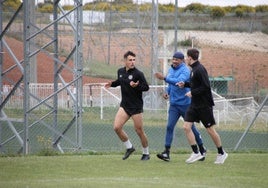 Calvillo, preparador físico del Salamanca UDS, trotando junto a Espina y Fassani en la sesión de este lunes.