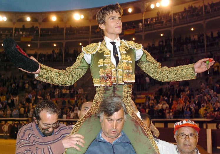 17 DE MAYO DE 2004. Eduardo Gallo cortó dos orejas en Las Ventas en el festejo de su presentación como novillero en Madrid. Tuvo que lidiar tres novillos por grave percance de Sergio Marín, en un festejo en el que completó el cartel el colombiano Luis Bolívar. Los trofeos fueron de un novillo de Alejandro Vázquez y otro de Román Sorando. Aquel triunfo lanzó su carrera de novillero que culminaría tres meses después en la plaza de toros de Illumbe de San Sebastián el 9 de agosto de 2004, cuando tomó la alternativa de manos de César Rincón y en presencia de El Juli con el toro Ruiseñor, de la ganadería de El Torero.