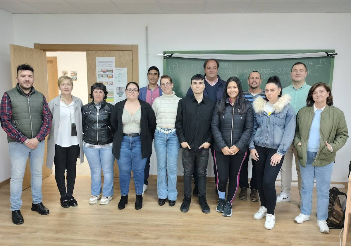 Autoridades, monitores y alumnos durante la visita realizada este lunes.