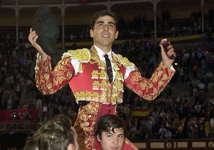 16 DE MAYO DE 2001. Javier Valverde cortó una oreja a cada uno de sus dos novillos de La Quinta la tarde en la que se presentó como novillero en la plaza de toros de Las Ventas de Madrid. Alternó en aquel festejo con el mexicano Leopoldo Casasola y el portugués Luis Vital «Procuna». Aquel triunfo disparó su carrera novilleril que concluyó el 12 de junio de 2002 en La Glorieta, donde tomó la alternativa de manos de Paco Ojeda y en presencia de El Juli, con toros de Antonio Bañuelos.