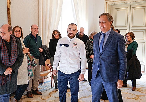 Jaime Lizana, campeón del mundo de kickboxing, durante la recepción el Ayuntamiento tras ganar la competición junto al alcalde de la ciudad, Carlos García Carballo.