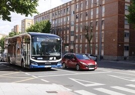 Autobús eléctrico en una de las calles del barrio de Garrido.