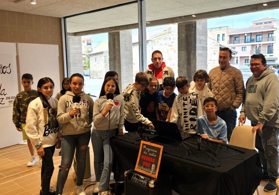 Los jóvenes de Ciudad de los Niños celebrando el centenario de la radio y el aniversario de su programa.