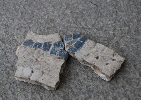 Imagen secundaria 1 - (ARRIBA) Uno de los mosaicos es ortogonal de cruces de husos en aspa tangentes, dejando entrever una doble composición de círculos secantes y formando rombos cóncavos. (MEDIO) Mosaico que sacó a la luz un regato de agua fotografiado y dado a conocer por la revista local Besana. Se dice que después alguien lo hizo desaparecer. (ABAJO) A lo largo de la excavación realizada por los arqueólogos en la villa romana de La Vega se recuperaron 150 fragmentos cerámicos además de piezas de mosaicos como la que se ve en la imagen. 