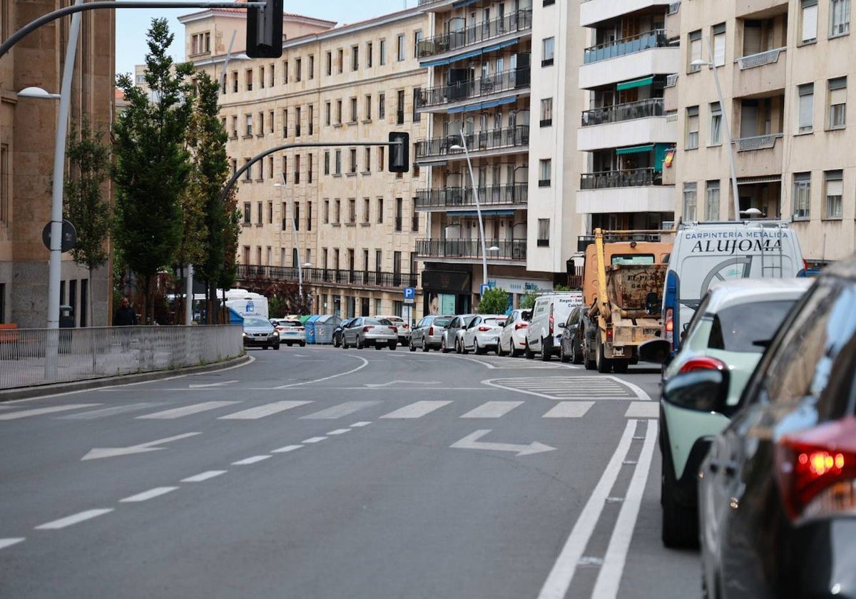 Coches parados en el carril en dirección a la plaza de España de Canalejas.