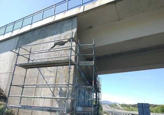 Imagen de las grietas aparecidas en el puente de la carretera de Guijo de Ávila sobre la A-66.