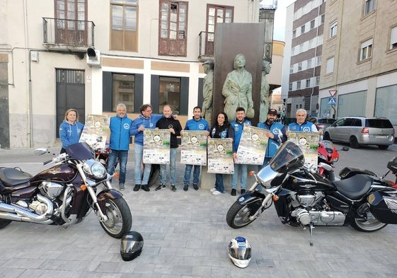 Presentación del cartel en la plaza de Julián Coca, uno de los principales escenarios de la concentración.