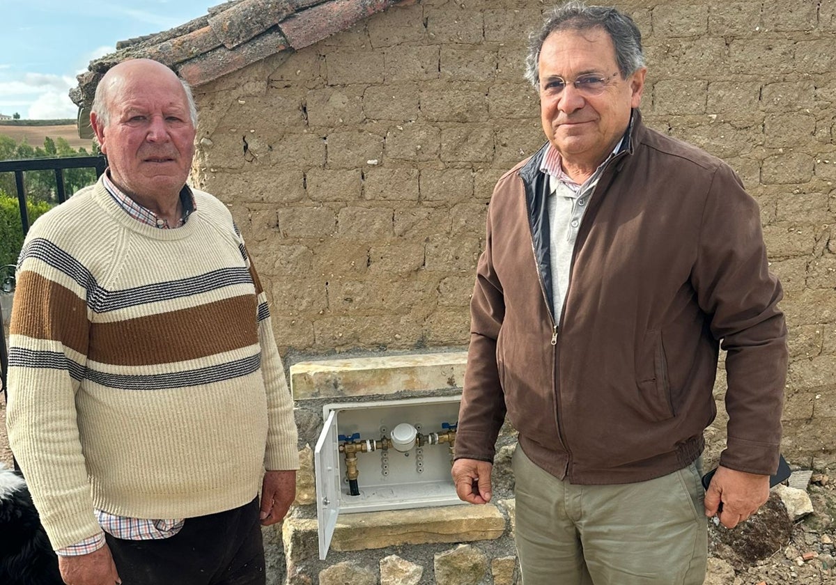 Un vecino de Mozodiel junto al edil Víctor Zato, junto a uno de los nuevos contadores de agua potable.