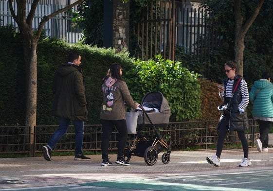 Una pareja con un coche de bebé.