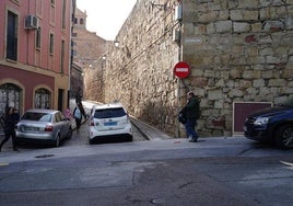 Señales de prohibido el paso en la calle Rabanal, origen de las quejas de las familias.