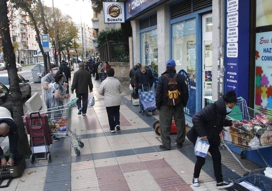 Colas del hambre en el Paseo de la Estación.