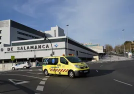 Una ambulancia junto al Hospital de Salamanca.